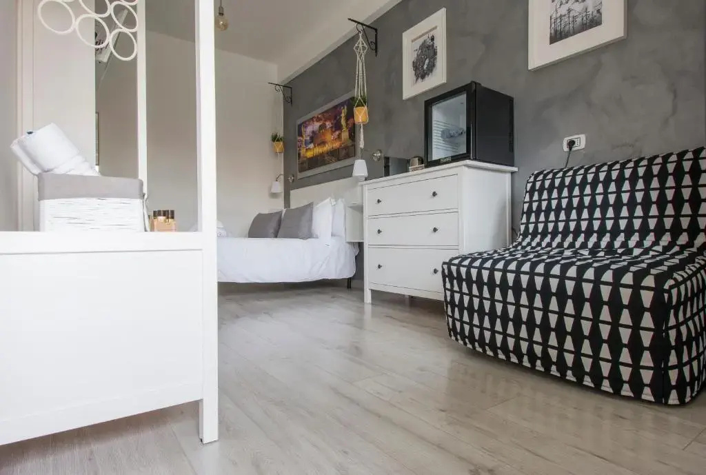 Deluxe Double room with balcony (full double bed)