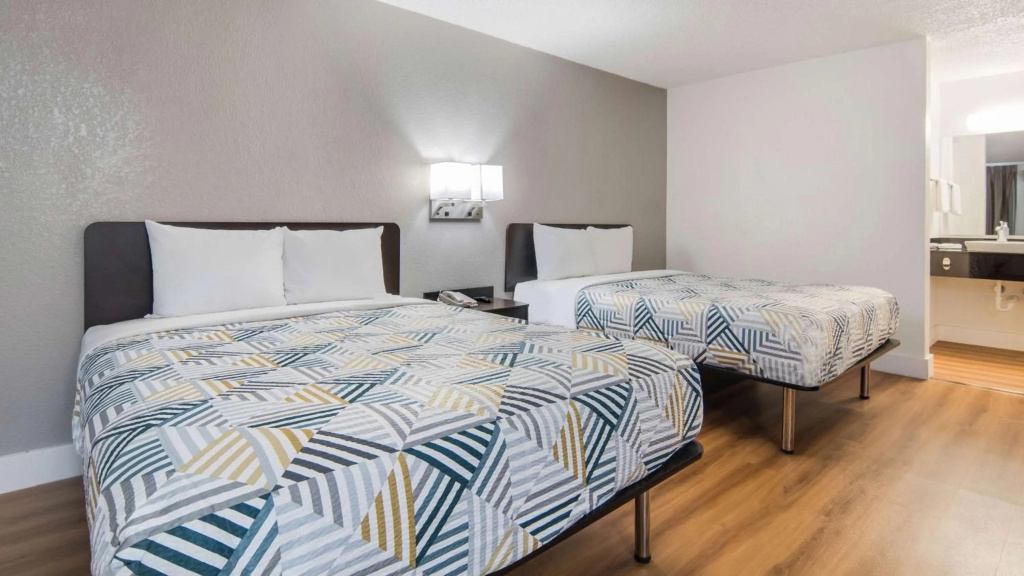 Отель Motel 6 Addison, TX - Dallas в Аддисоне