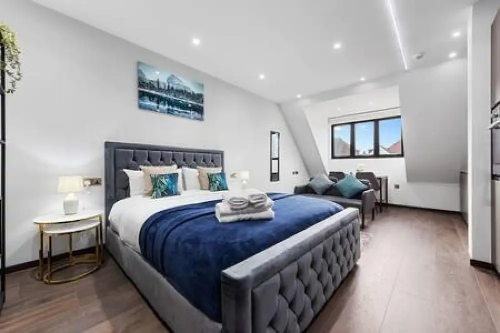 Stylish King Size Bed Studio Near Central London — фото