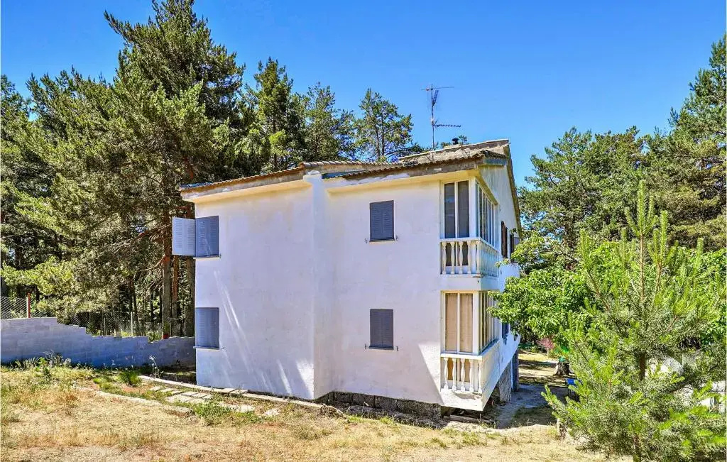 Awesome home in Navarredonda de Gredos with WiFi and 3 Bedrooms