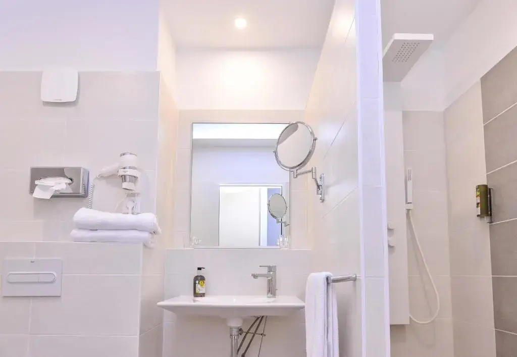 Standard Double room with balcony (full double bed)