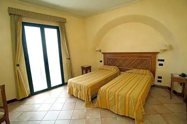 Standard Triple room with sea view