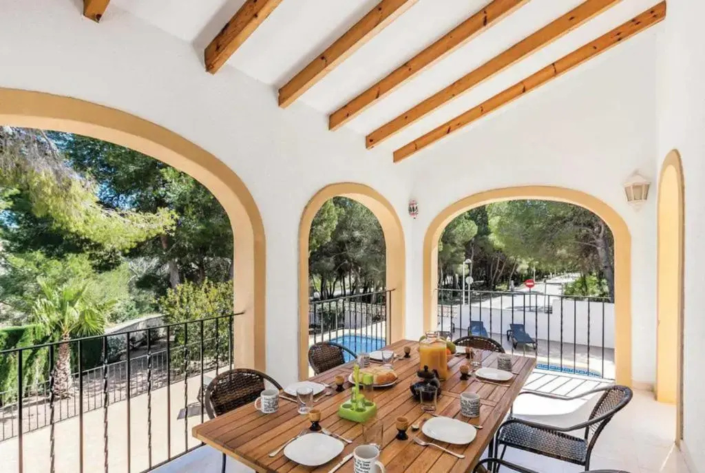 3383 Villa Encina