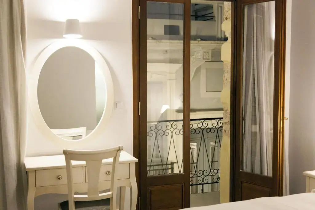 Deluxe Double room with balcony (full double bed)