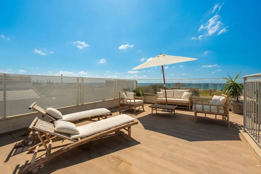 Garden& Rooftop Beachfront Apartment