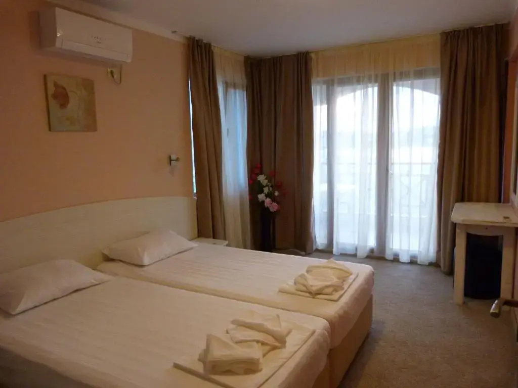 Standard Double room with balcony and with sea view (full double bed)