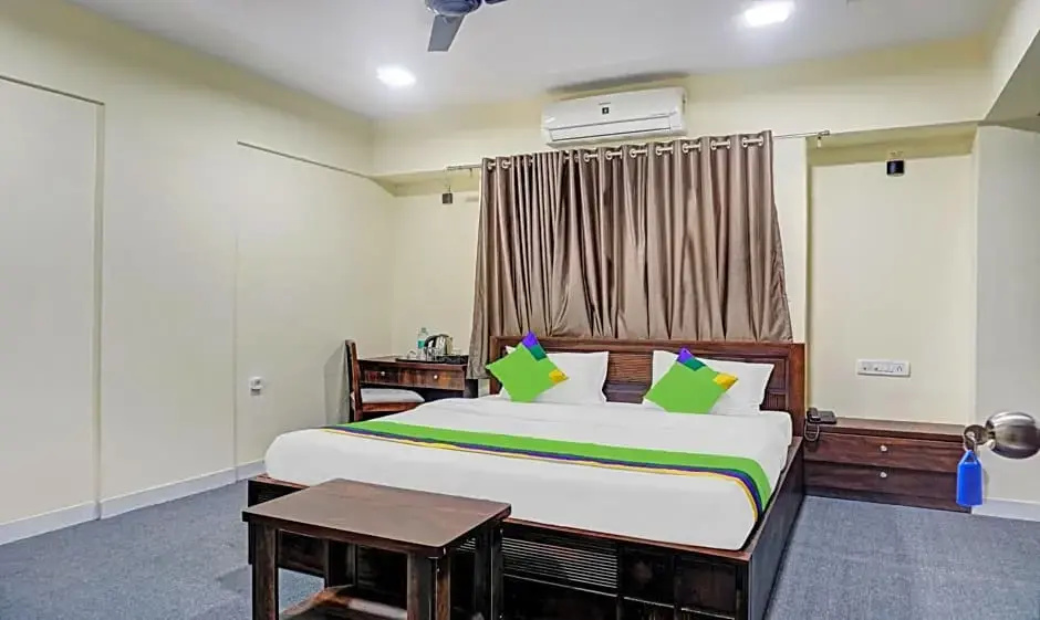 Deluxe Double room (full double bed)