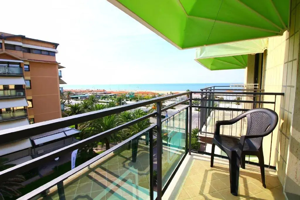 Standard Triple room with balcony and with partial sea view