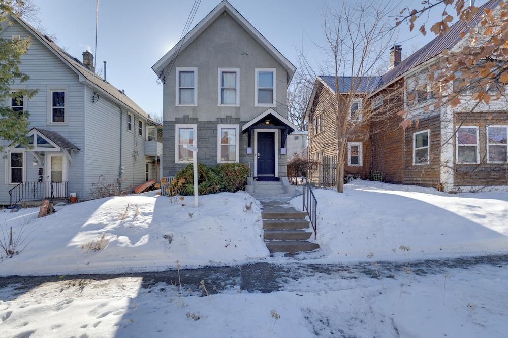 2 Mi to Downtown Minneapolis! Convenient Apt
