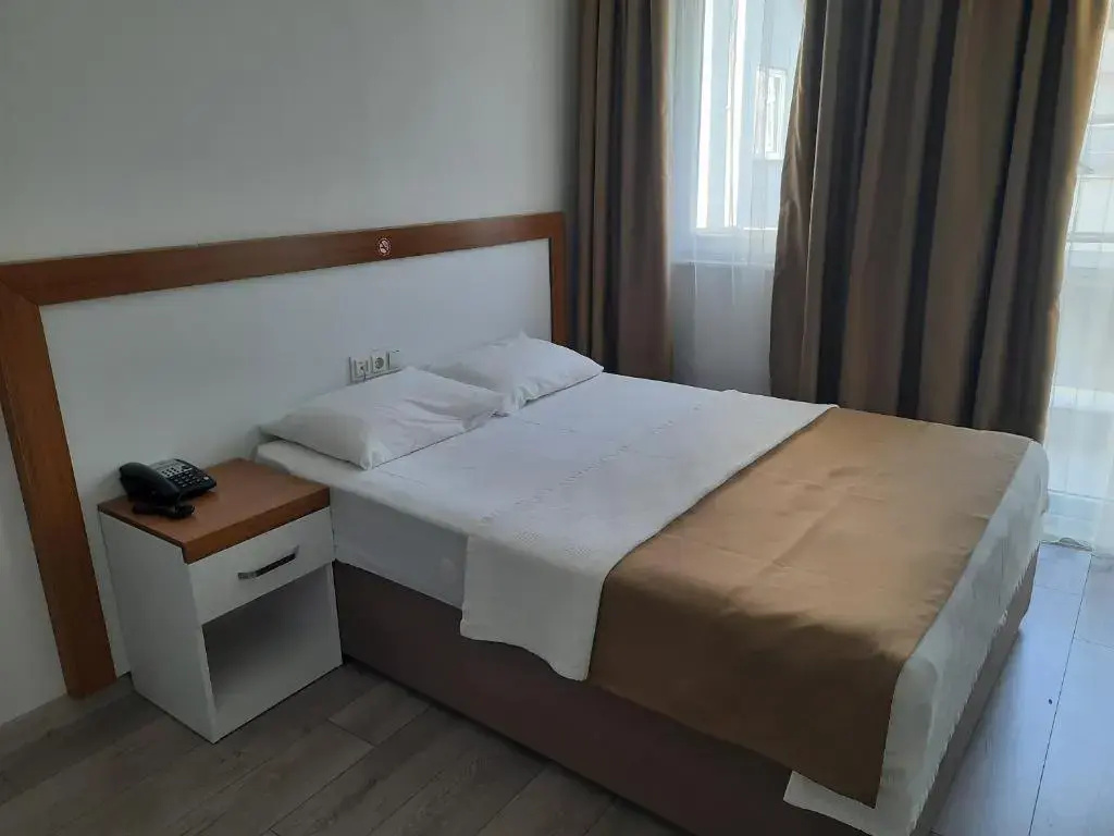 Small Double room (full double bed)