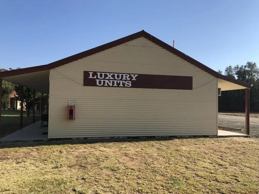 Outback Quarters Motel Hay