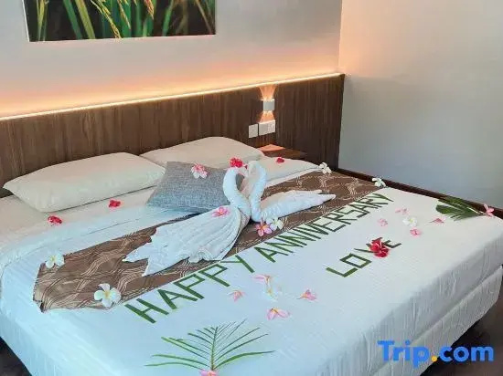 Double room with pool view (full double bed)