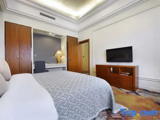 1 Bedroom Deluxe Suite with city view
