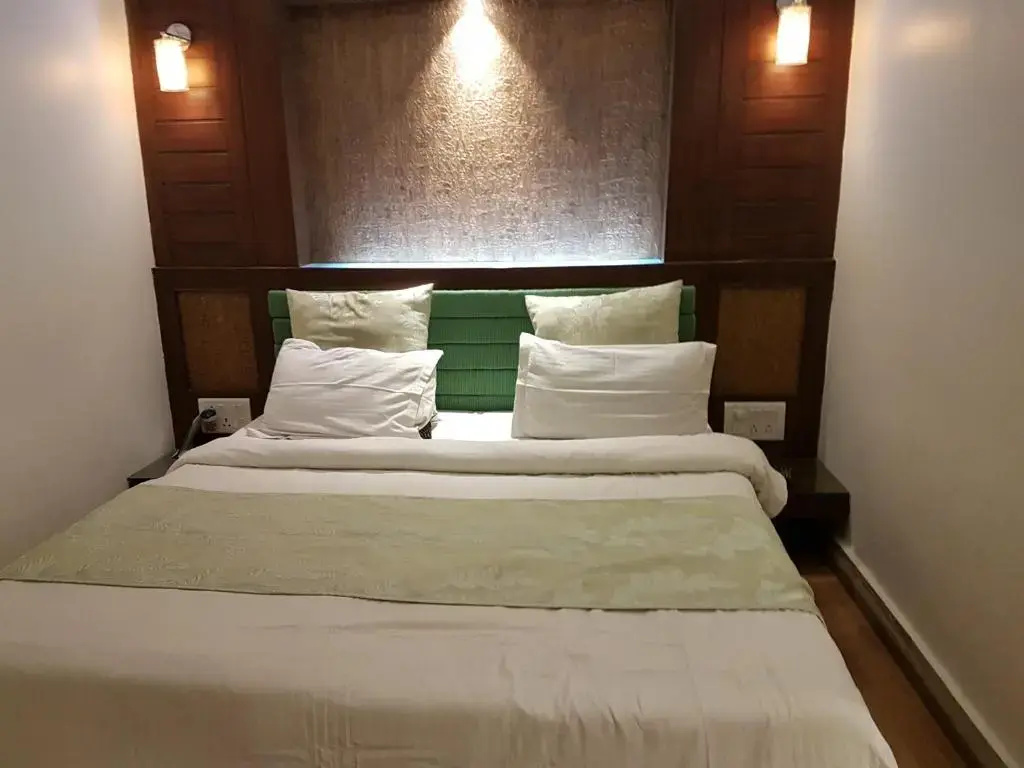 Deluxe Double room (full double bed)