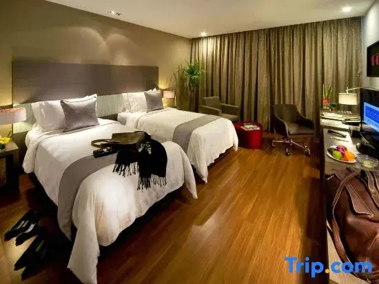 Deluxe Double room with city view twin beds