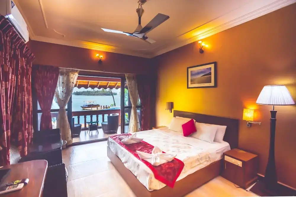 Standard Double room with bay view (full double bed)