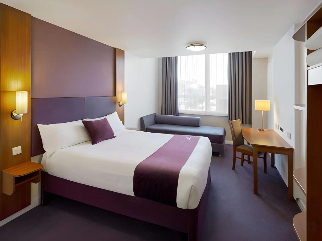 Premier Inn Heathrow Airport T2 & T3 (Bath Road) - Photo 3