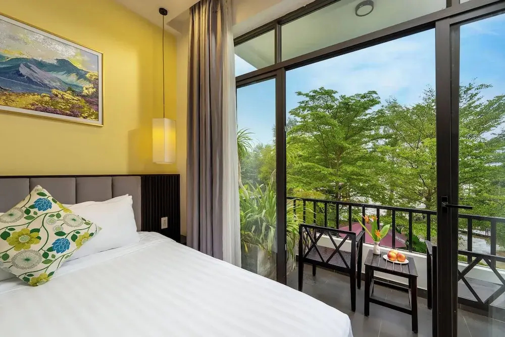 Superior Double room with pool view (full double bed)