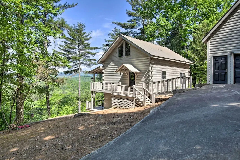Treetop Hideout w/ Long-range Mountain Views! — 3