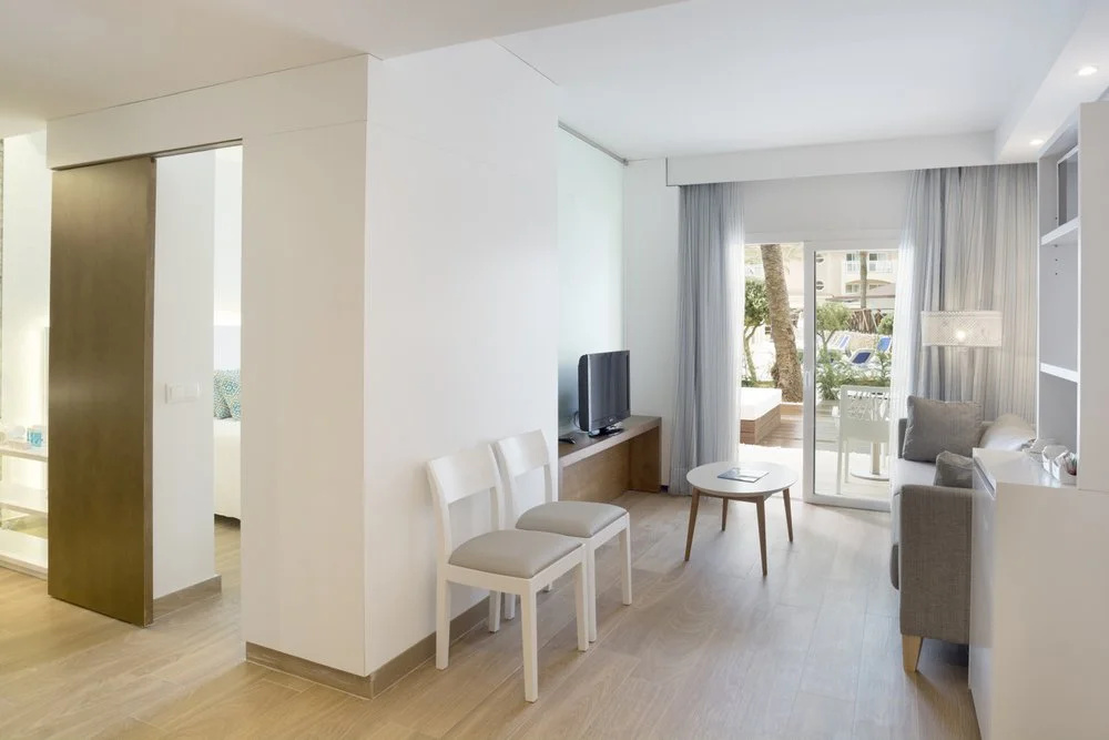 Premium Suite with pool view