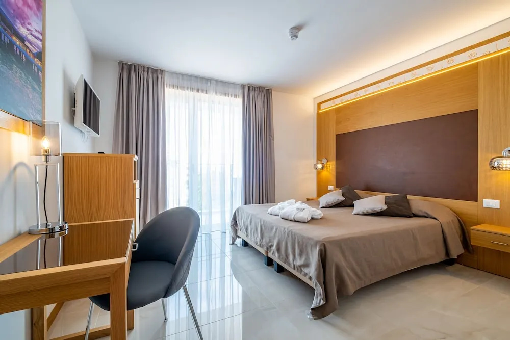2 Bedrooms Family Suite with balcony and with bay view