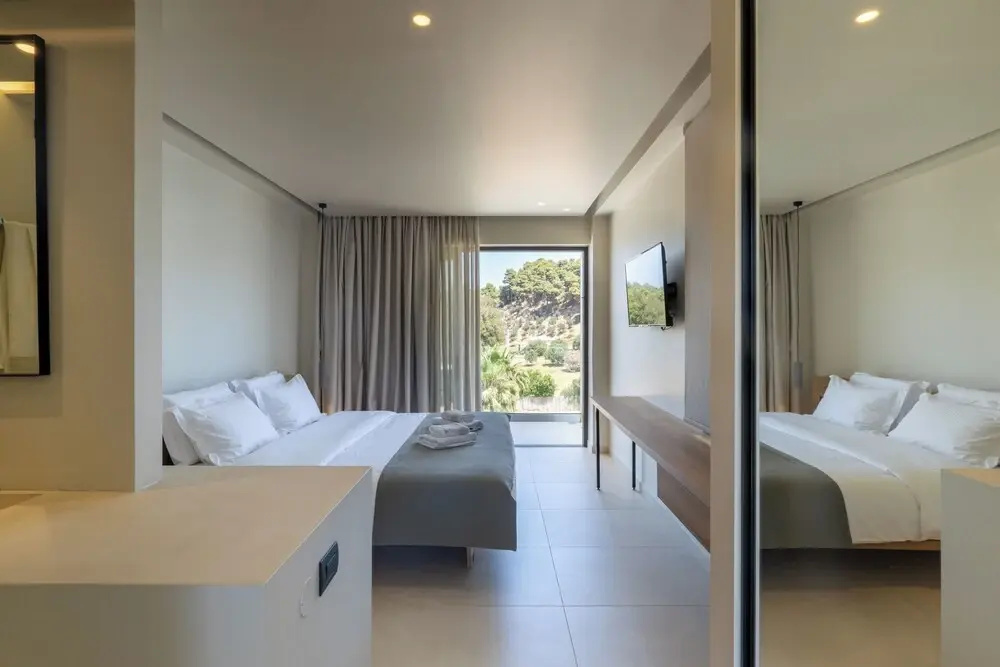 Deluxe Double room with balcony and with bay view (full double bed)