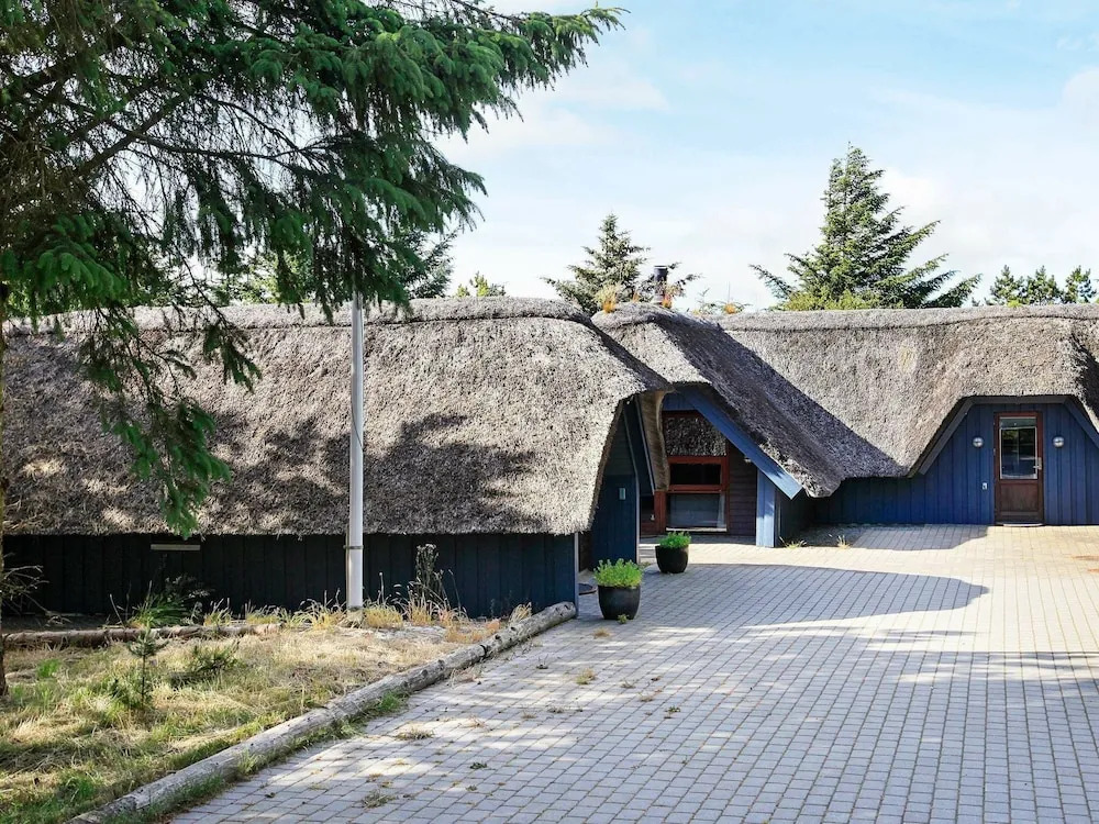 Spacious Holiday Home in Sondervig With Sauna - фото 15