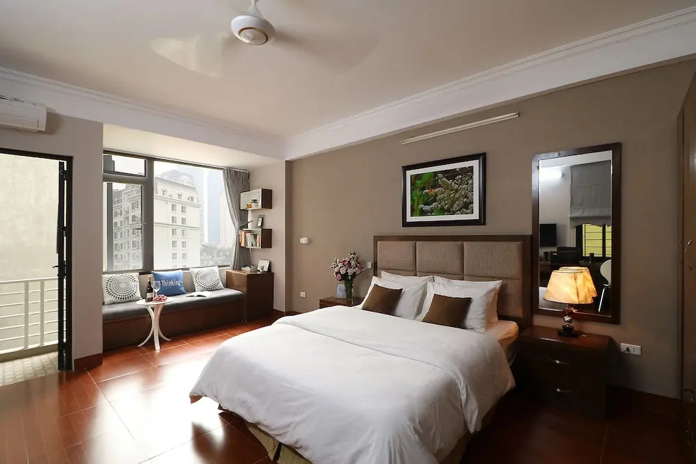 豪華雙人套房，享有市景，配有雙人床。