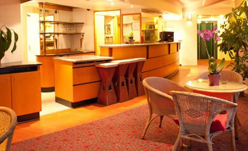 Egg Hotel Paris Gonesse
