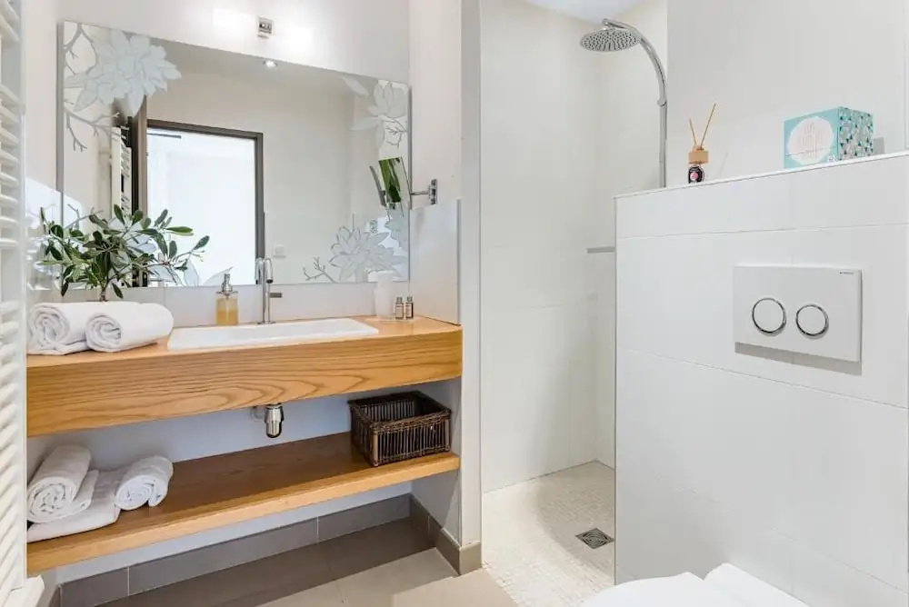 Deluxe Double room with balcony and with garden view (full double bed)