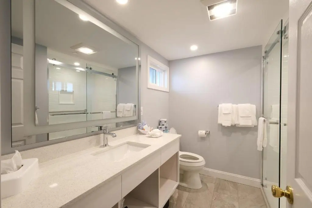 Standard Quadruple room with partial ocean view
