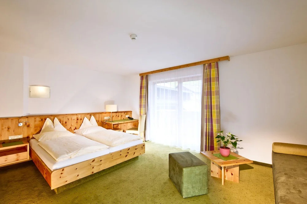2 Bedrooms Standard Family room with balcony