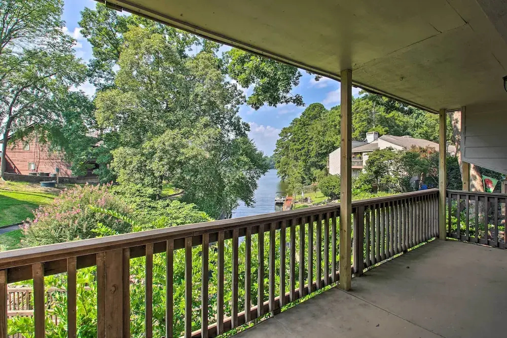 Lake-view Balcony: Sunny Hot Springs Condo! — фото
