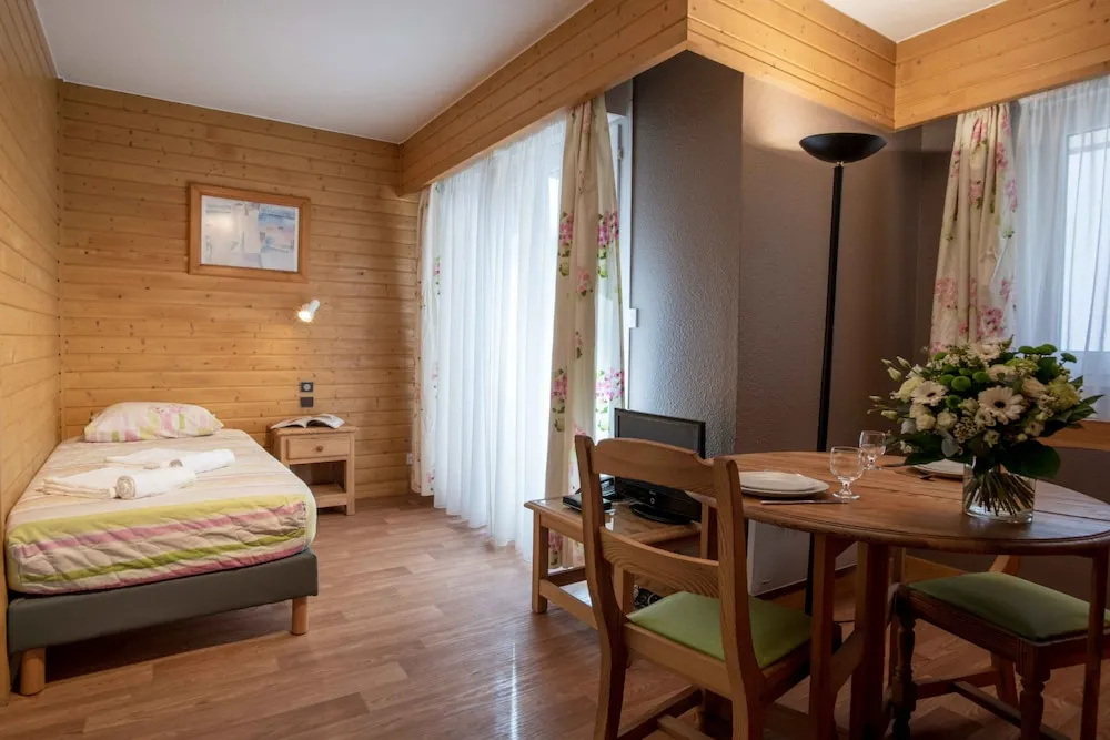 Single Studio with balcony (single bed)