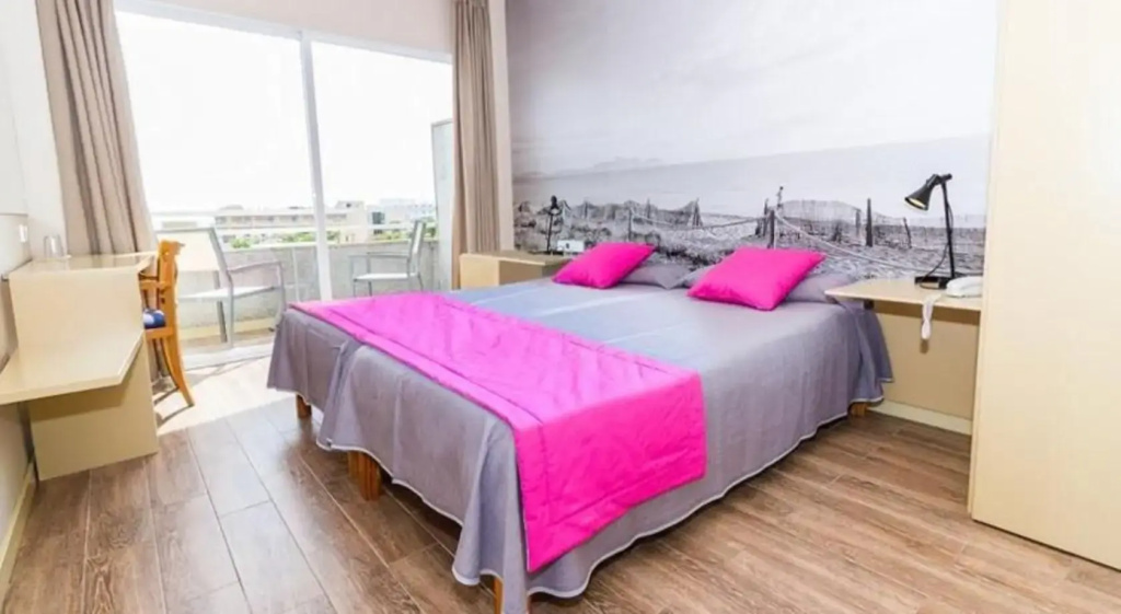 Standard room with partial sea view