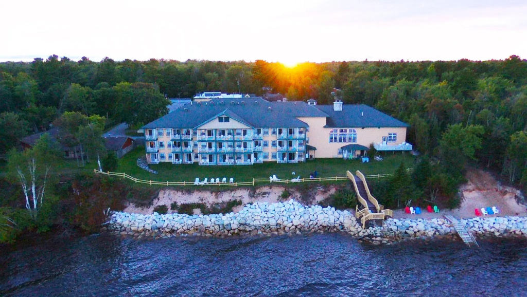 Magnuson Grand Hotel Lakefront Paradise