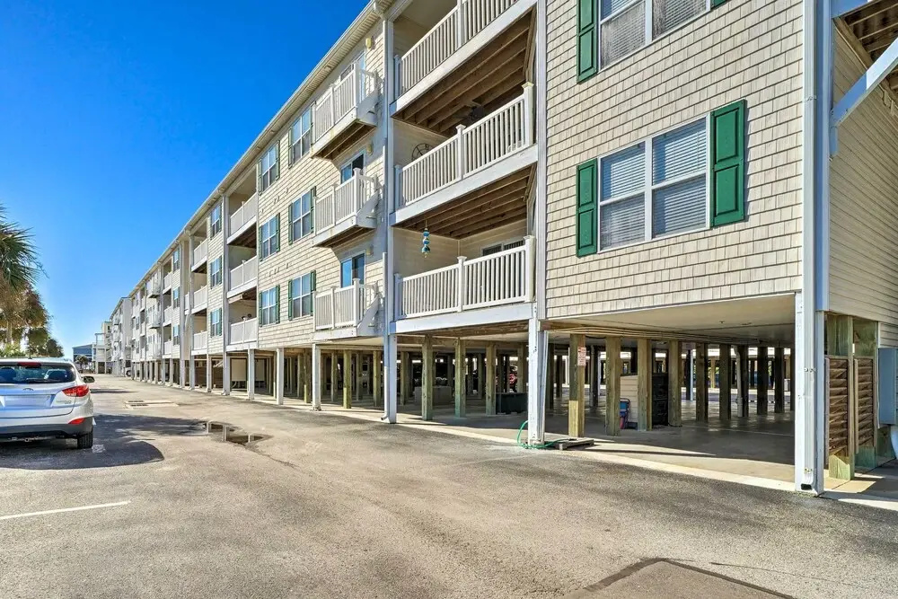 Oak Island Condo - Walk to the Beach!