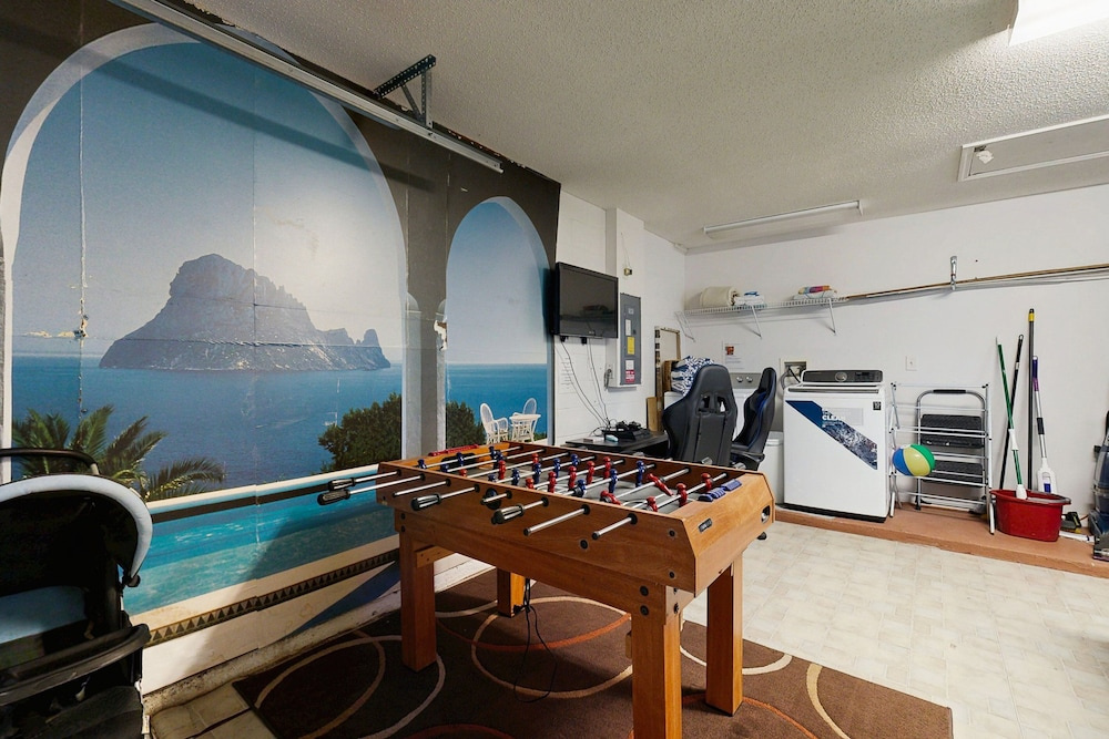 Cozy Home With Private Pool, Billiards, Central AC, Enclosed Yard