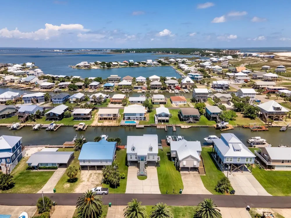 Dauphin Pearl - Boat And Pet Friendly! Fish, Swim, Enjoy Family Time On The Beach Or On The Water. 5 Bedroom Home by RedAwning