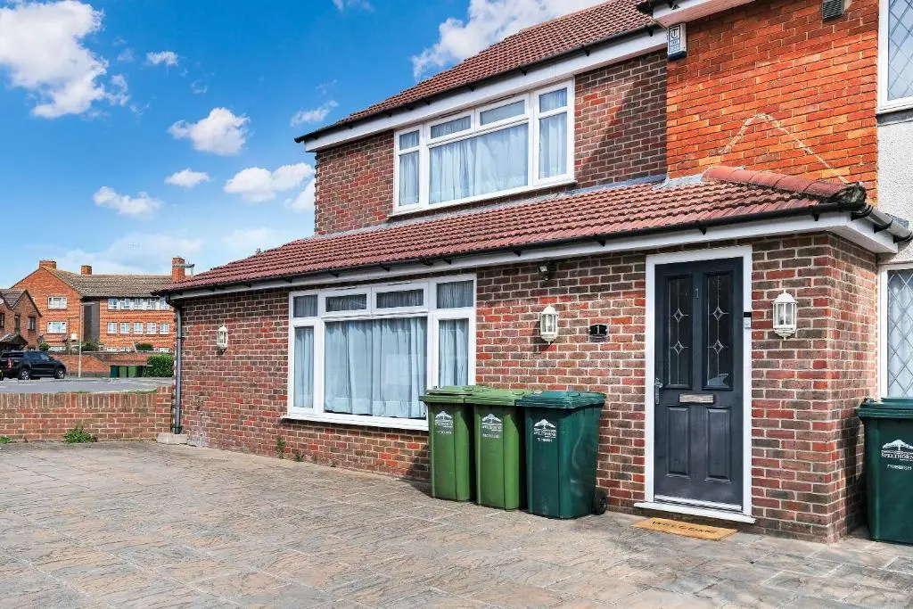 Heathrow Living St Annes Serviced House 5 bedrooms 3 bath