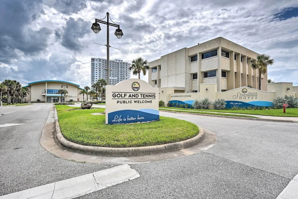 Oceanfront Daytona Beach Studio w/ Balcony