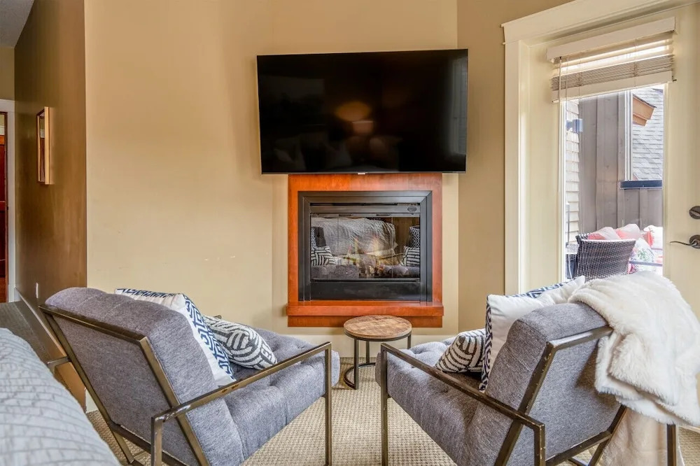 Luxury 3-Br Penthouse | INDOOR Pool & Hot Tub | Pool Table | 2 Decks + Mtn Views - фото 7