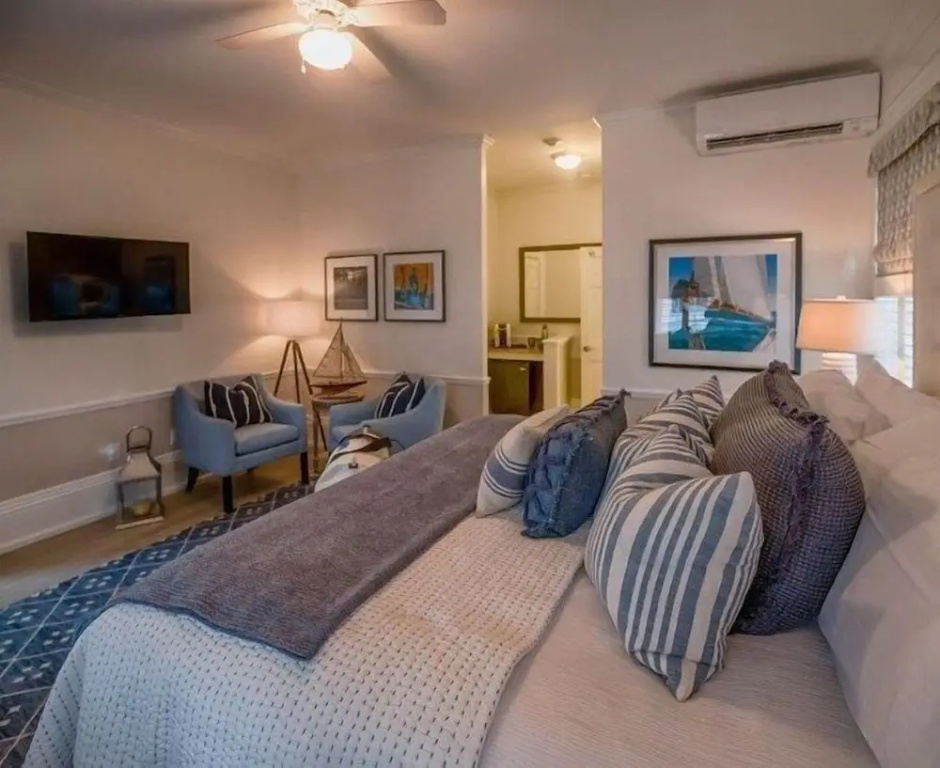 Grand Double room (full double bed)