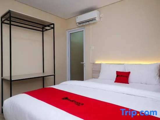 RedDoorz Plus Near RS Jih Solo
