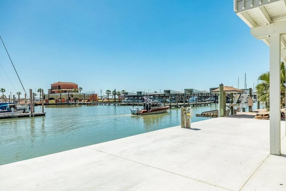 Beautiful House in Freeport on Deep Water Canal