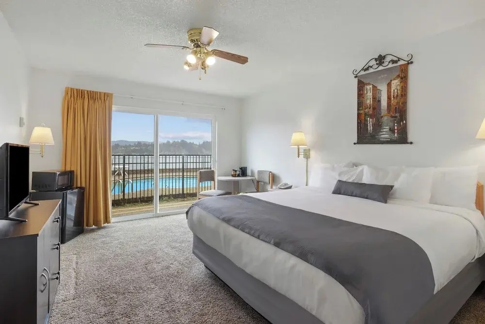 Standard room with pool view
