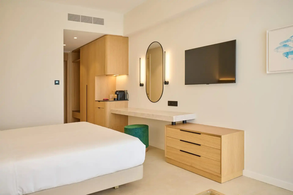 Deluxe room with pool view