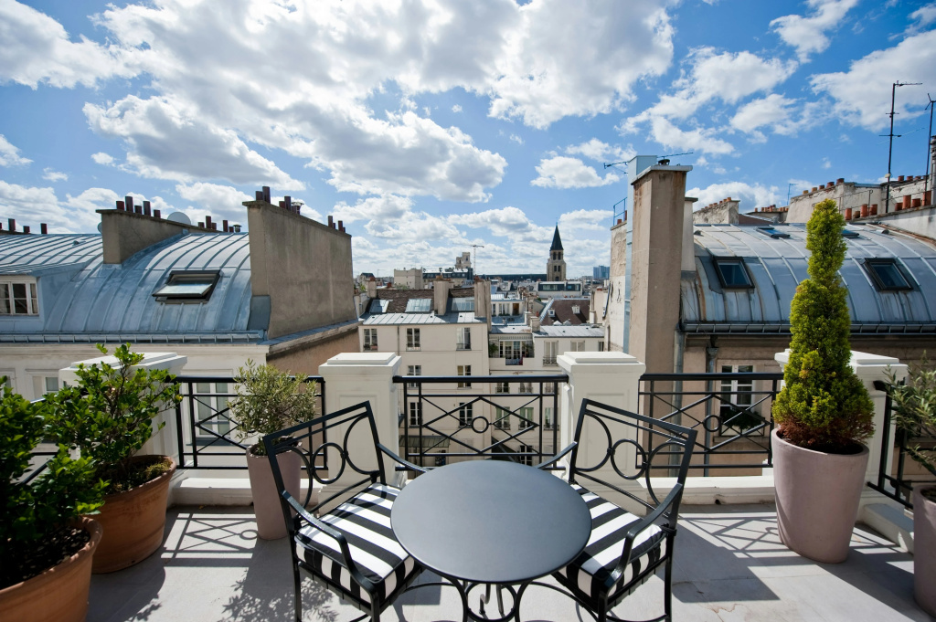 L'Hotel 32