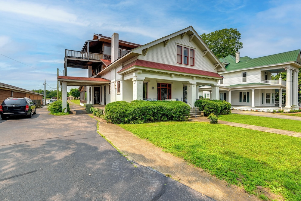 Walk to Lawrenceburg Square: Home for Large Groups
