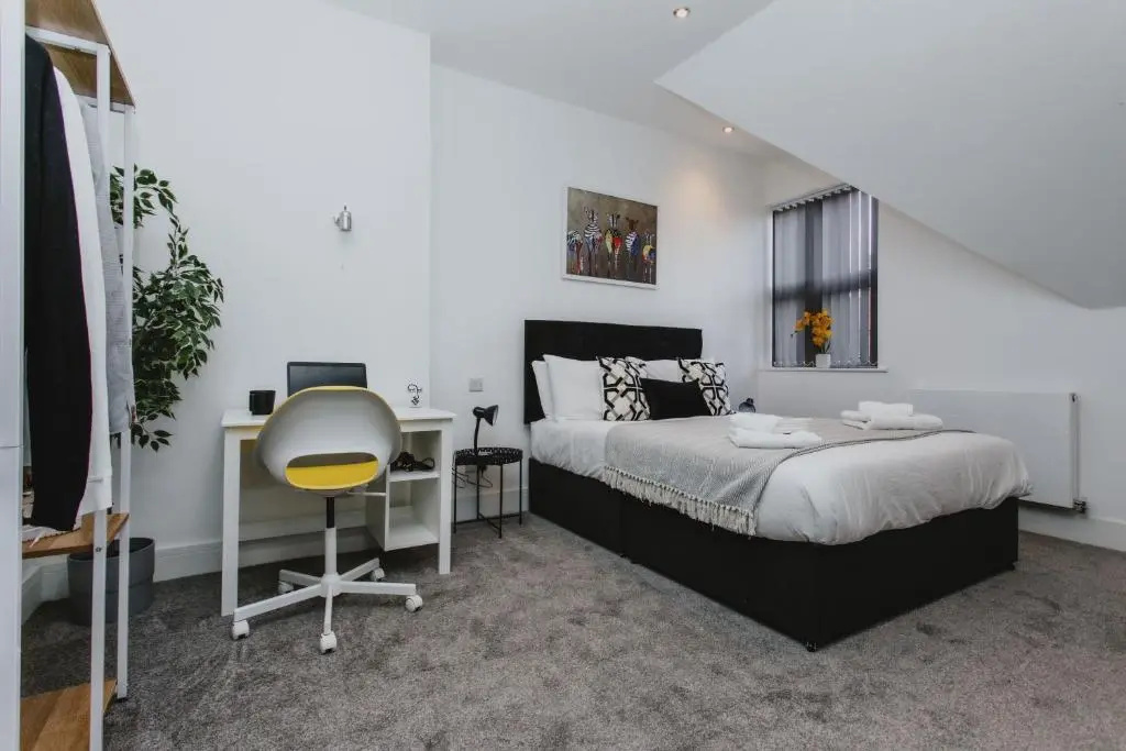 1 Bed Stylish City Flat 2nd Floor close to City Centre with free parking, king size bed & Wi-Fi